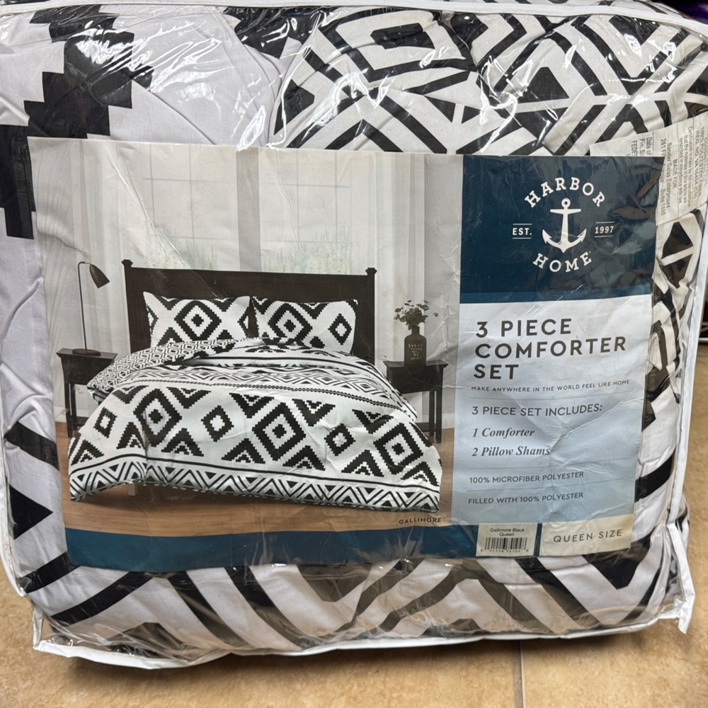 Black and White Geometric Comforter Set